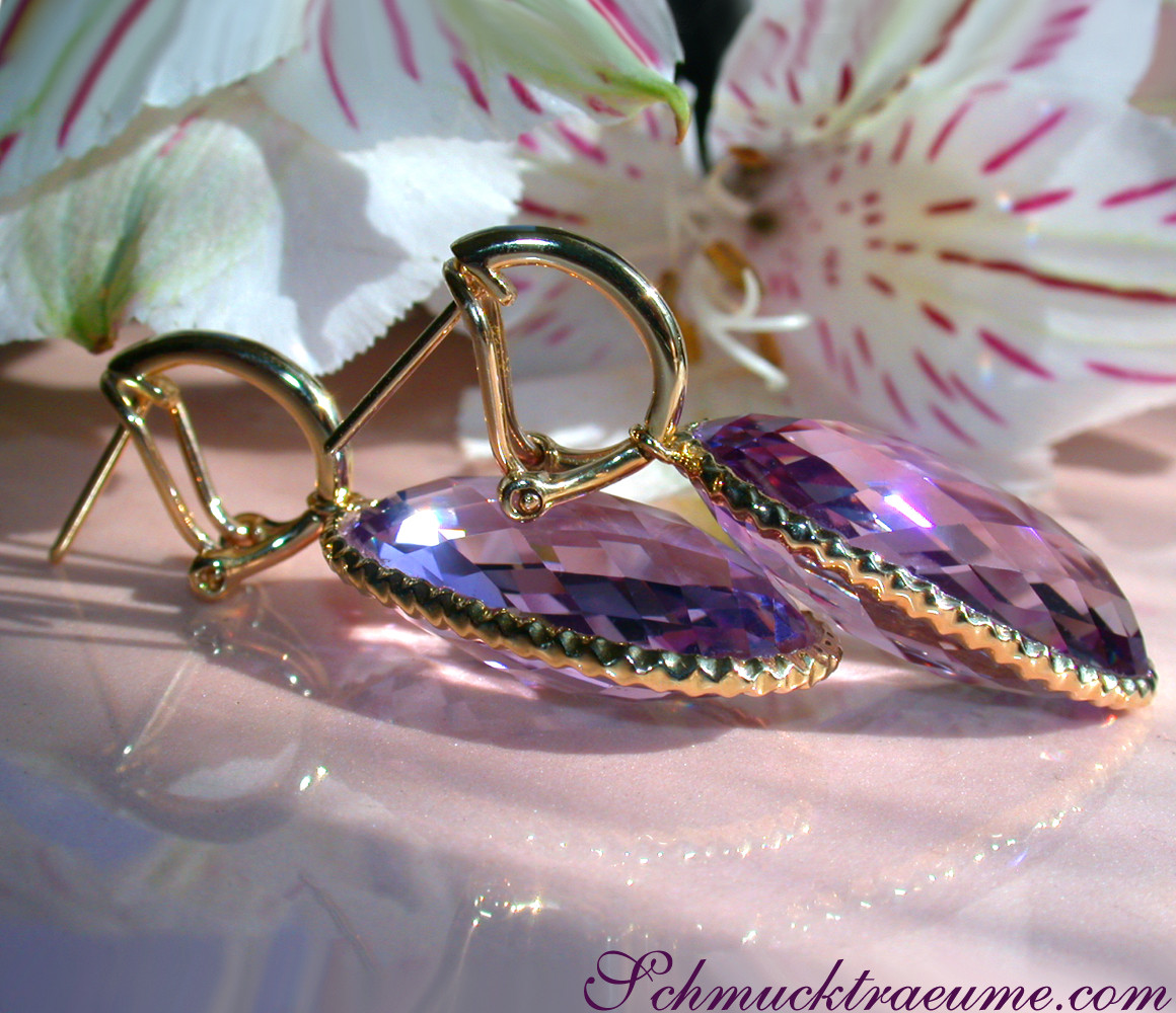 Goldene Amethyst-Ohrhänger mit klaren Linien und leuchtenden Steinen