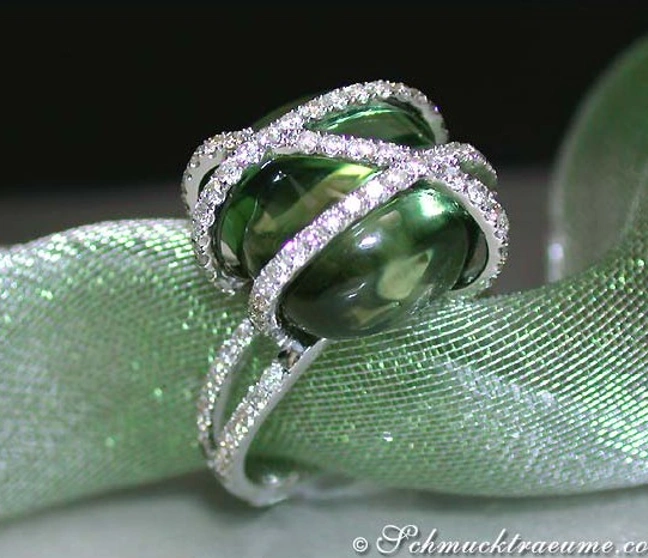 Prasiolith-Ring mit Brillanten auf grünem Seidentuch, Detailaufnahme Prasiolith-Ring mit Brillanten auf grünem Seidentuch, Detailaufnahme