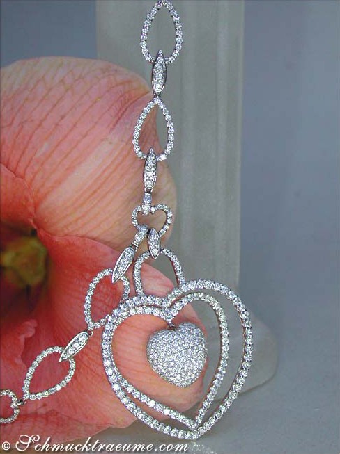 Diamantcollier mit Herzformen und Blattdetails, Detailansicht, eleganter Schmuck.