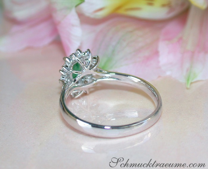 Weißgold-Smaragd-Ring mit Diamanten, Detailaufnahme, elegant, klassisch