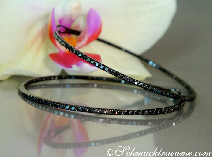 Schwarzdiamant-Creolen mit 1,43 Karat, weißgold, Detailaufnahme, elegant, schmucktraeume.com