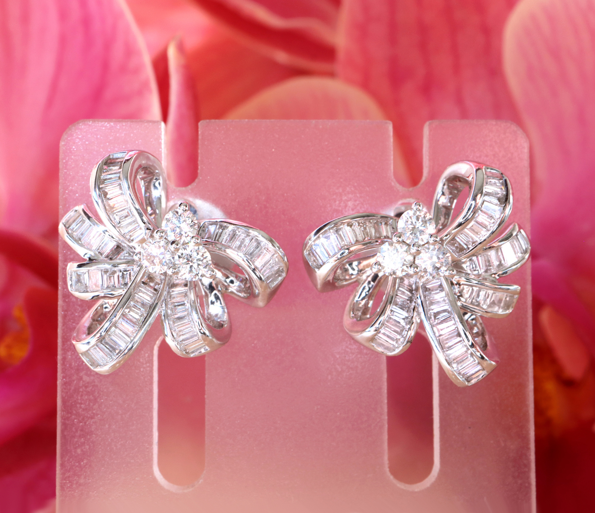 Diamantenschleifen-Ohrstecker aus Weißgold, detailreich, elegant, vorliebig.