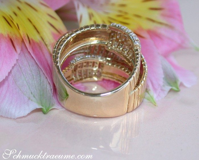 Gelbgold-Ring mit Brillanten auf Blütenhintergrund