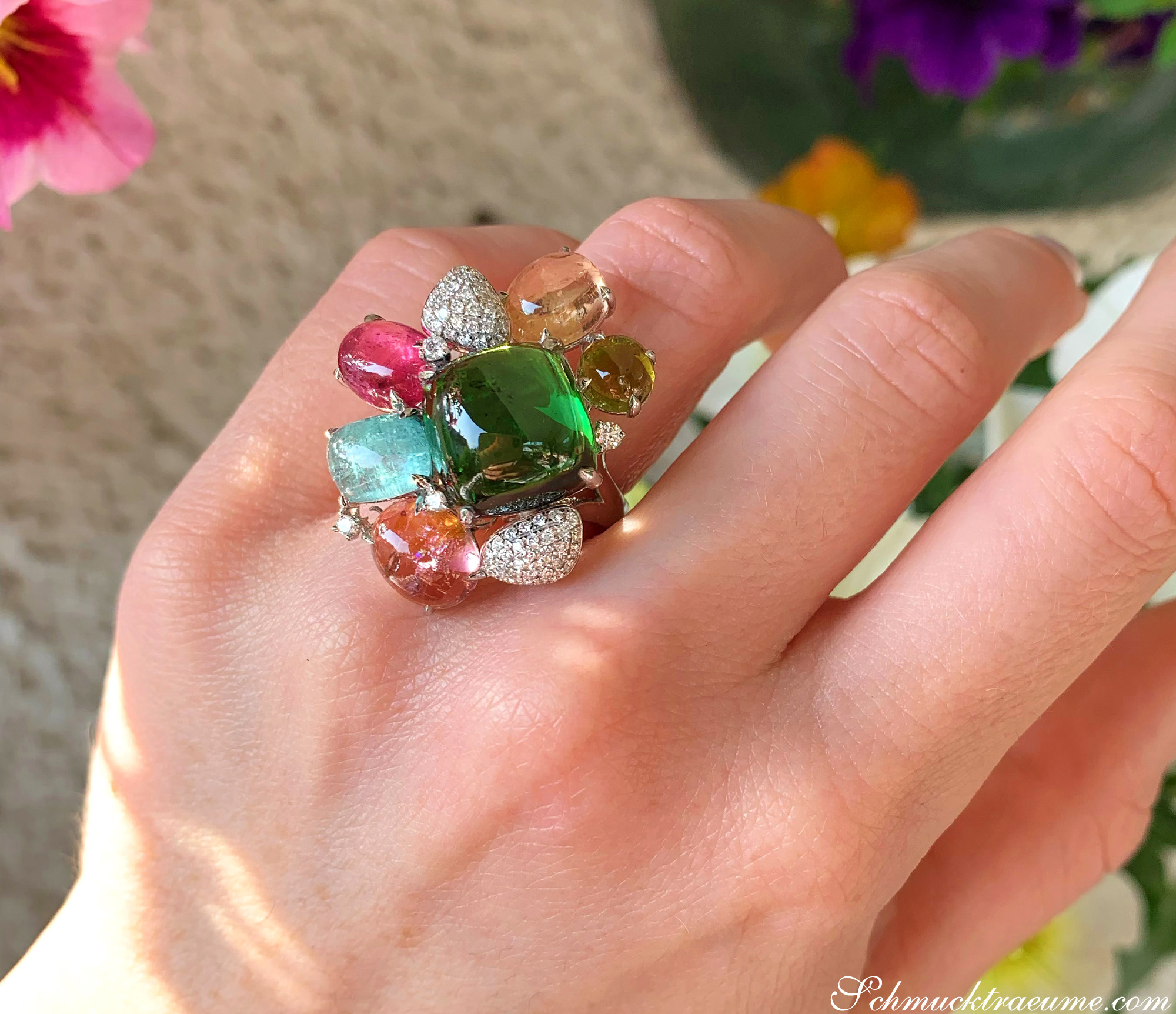 Farbenprächtiger Turmalin-Ring mit Brillanten auf Hand, Detailaufnahme