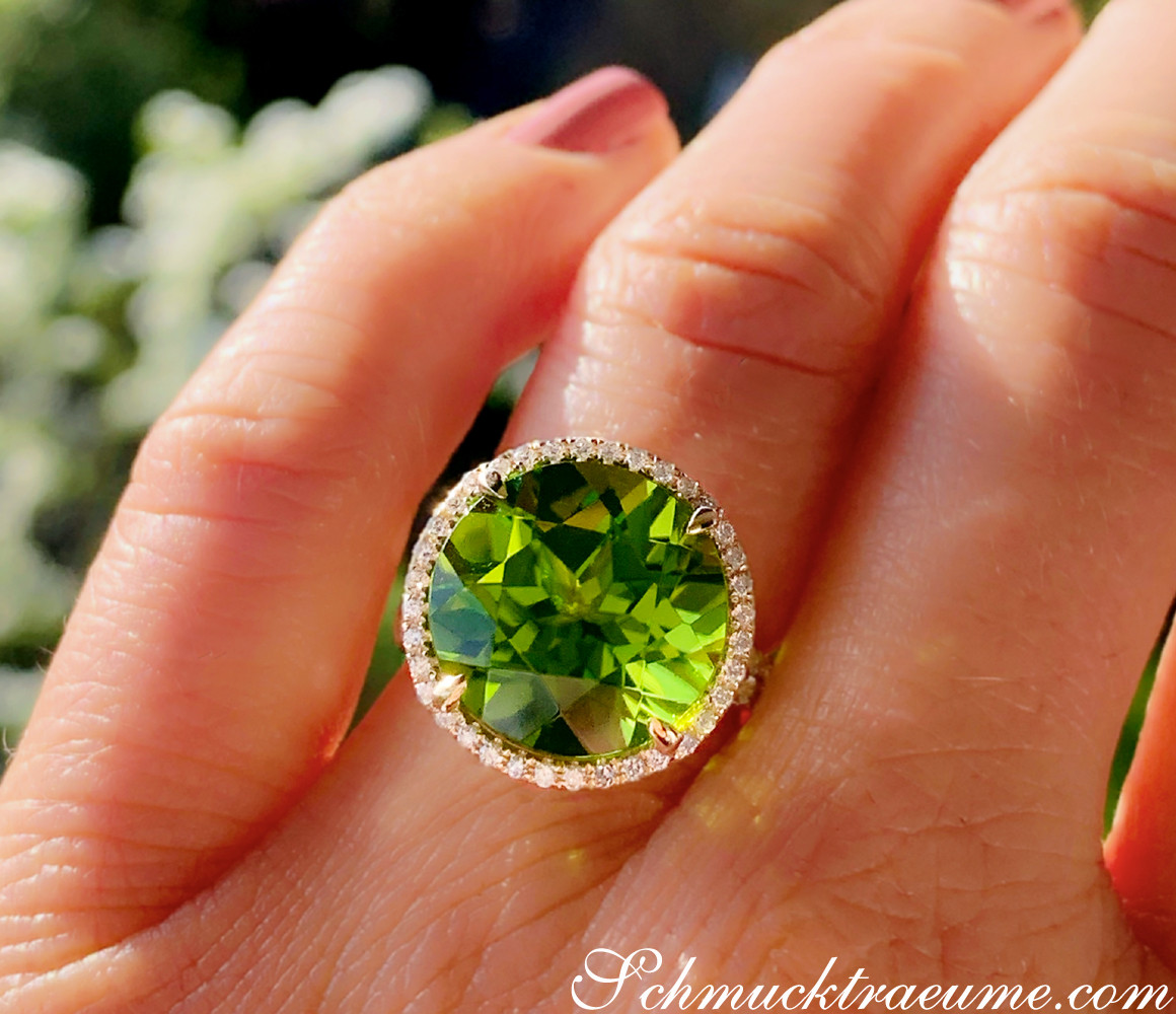Peridot-Ring mit Brillanten auf Hand, Detailaufnahme, natürliche Beleuchtung