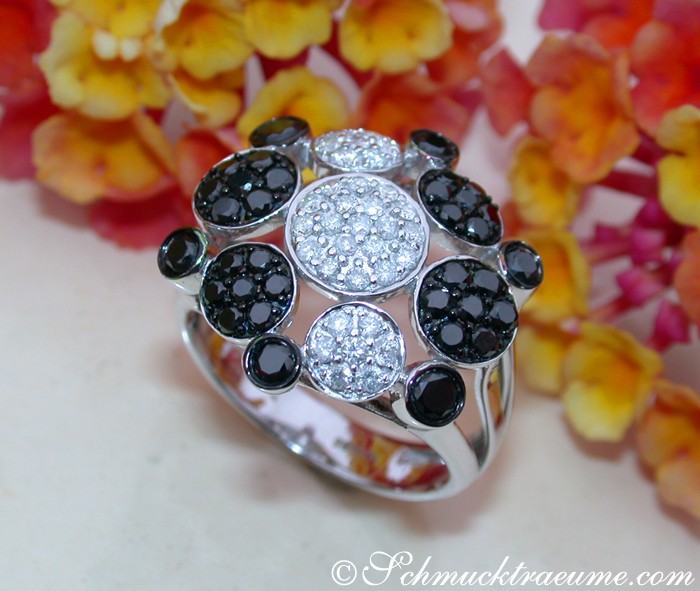 Detailansicht von Ring mit schwarzen und weißen Diamanten in Weißgold 585