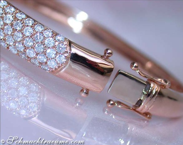 Detailaufnahme des Roségold-Armreifs mit Diamanten, Schließe im Vordergrund