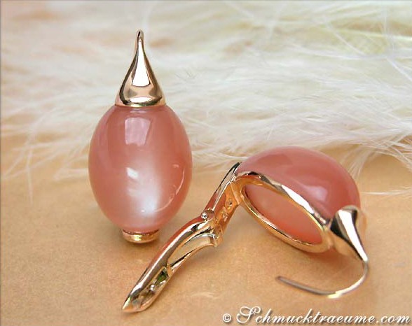 Exklusive Mondstein-Ohrhänger in Gelbgold 750, Detailaufnahme mit elegantem Design