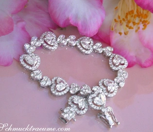 Blumenhintergrund: Diamantenherz-Armband in Weißgold, detailreich, hochwertig