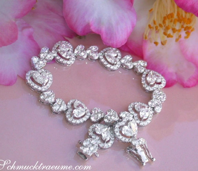 Blumenhintergrund: Diamantenherz-Armband in Weißgold, detailreich, hochwertig Blumenhintergrund: Diamantenherz-Armband in Weißgold, detailreich, hochwertig