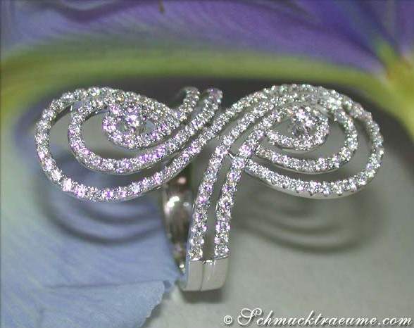 Verziertes Brillanten-Ringdetail mit spiralförmigen Strängen