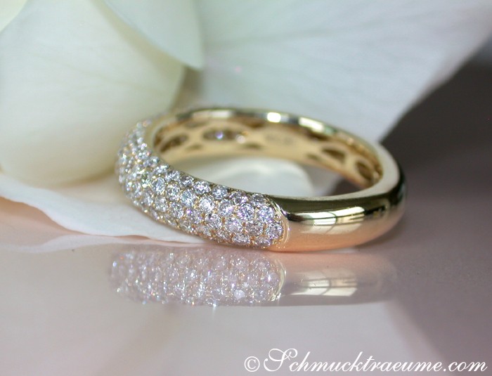 Gelbgold Brillanten Pavé Ring Detailaufnahme mit reflektierender Oberfläche