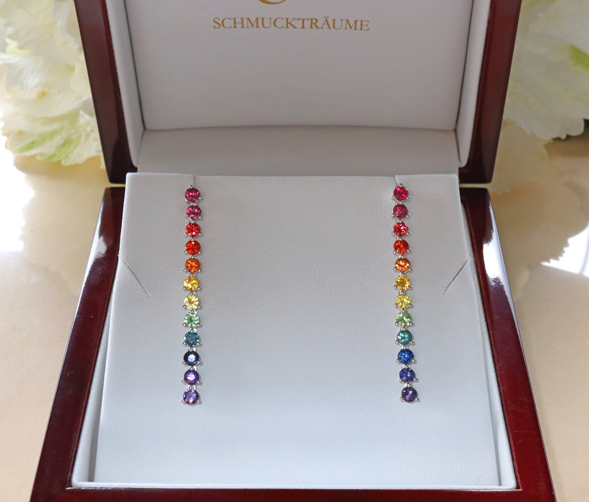 Ohrgehänge aus Weißgold mit funkelnden Regenbogen-Saphiren