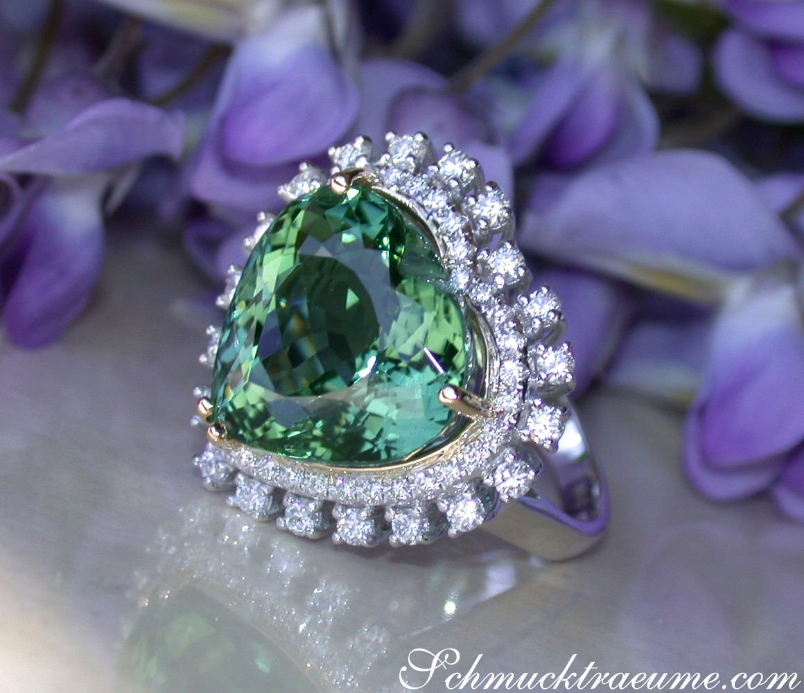 Prachtvoller grüner Turmalin Herz Ring mit Brillanten in Weißgold