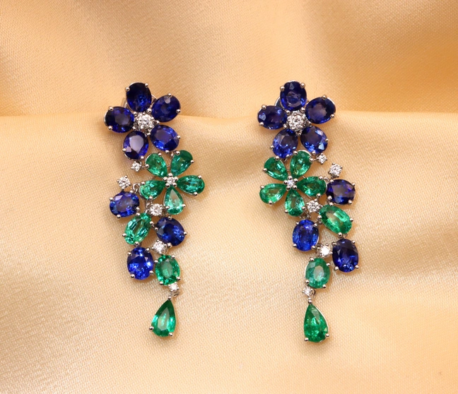 Blumenförmige Ohrhänger aus Weißgold 750 mit Smaragden und Saphiren Blumenförmige Ohrhänger aus Weißgold 750 mit Smaragden und Saphiren