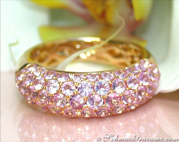 Rosenfarbener Saphir-Pavéring aus Gelbgold 585, Detailaufnahme mit glänzenden Steinen.