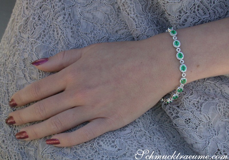 Detail des Smaragd-Armbands mit Brillanten auf zartem Arm