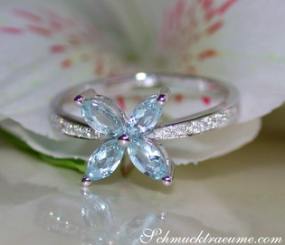 Aquamarin-Ring in Weißgold mit blauen Marquise-Stenen und Diamanten