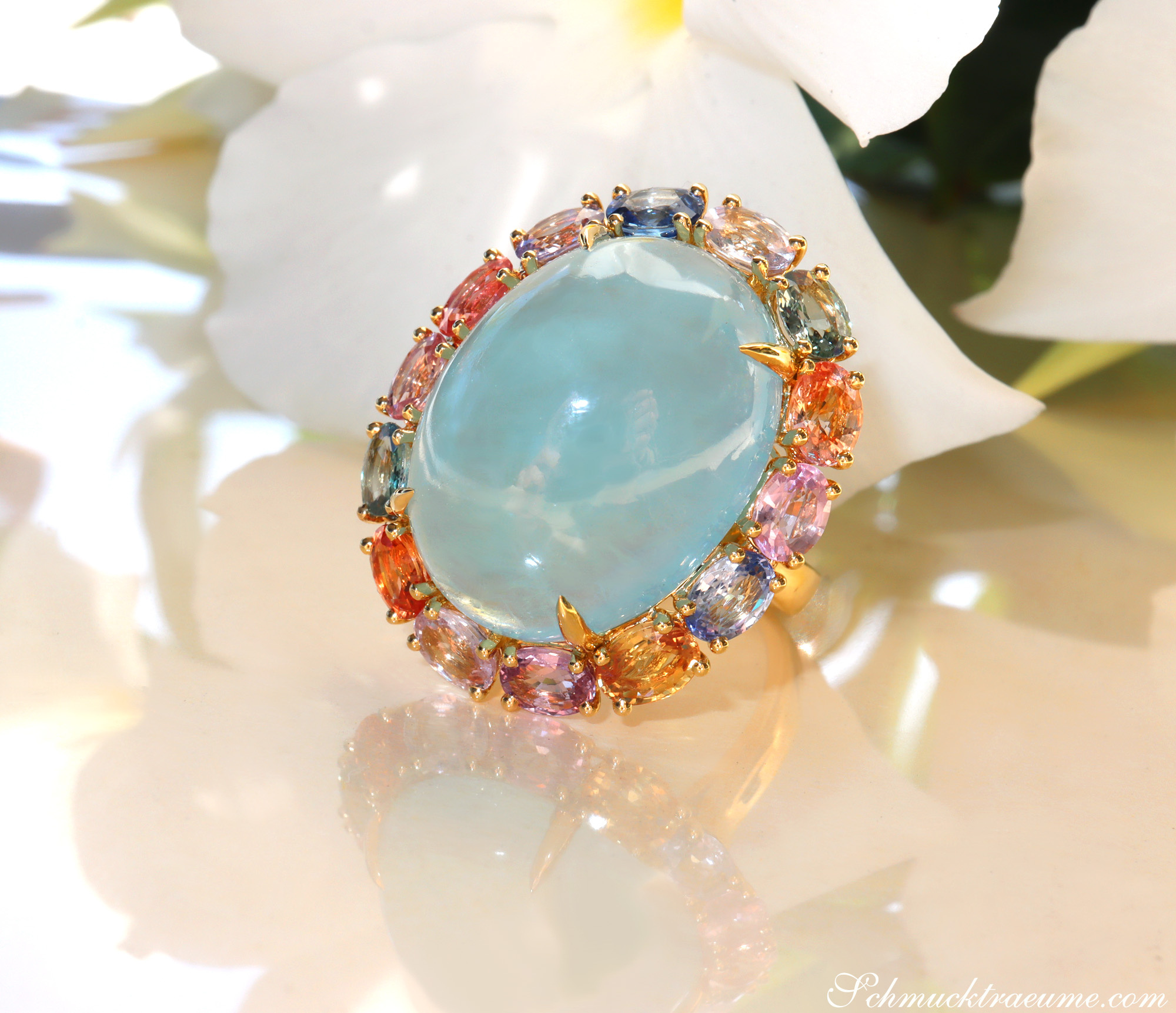 Opulenter Milky Aquamarin-Ring mit pastellfarbenen Saphiren, goldene Verarbeitung