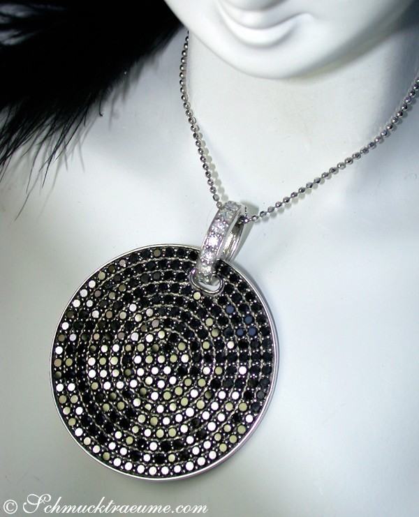 Silberner Clip-Anhänger mit schwarzen und weißen Steinen, Detailaufnahme, hochkarätig verarbeitet