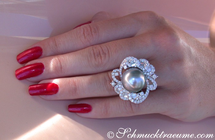 Tahitiperlen-Ring mit Diamanten, Detailaufnahme, rote Nagellack, modelliert.