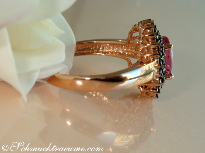Pink Turmalin-Ring mit schwarzen Diamanten in Roségold 585, Detailaufnahme, elegant getragen.