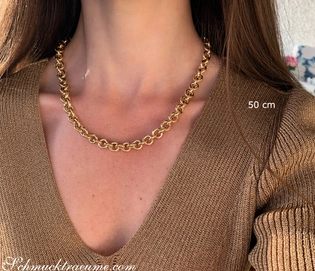 Goldkette in Gelbgold 585 mit glänzenden Ringen um den Hals getragen