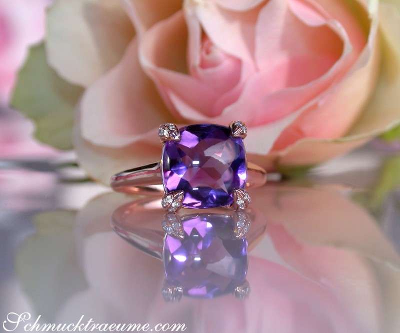Amethyst-Ring mit Diamanten auf Rosenblüte, Detailaufnahme
