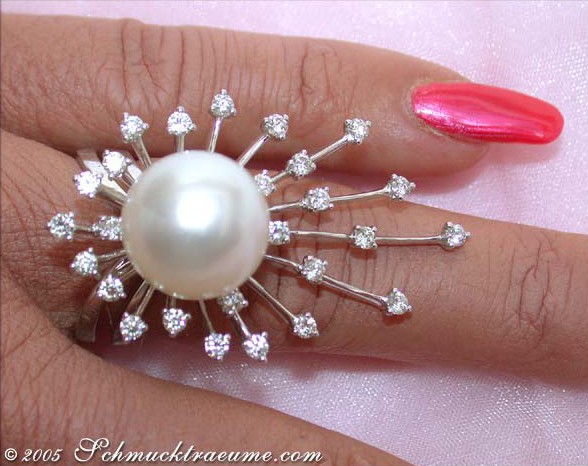 Südseeperlen-Ring mit Brillanten, Detailaufnahme, strahlenförmig angeordnet, Weißgold 750