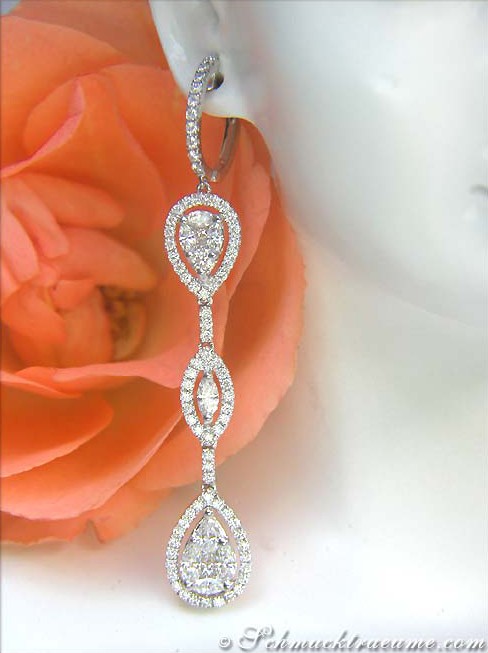 Detailansicht von eleganten Diamant-Ohrgehängen im Illusion-Design, weißgold, makellose Fasserarbeit