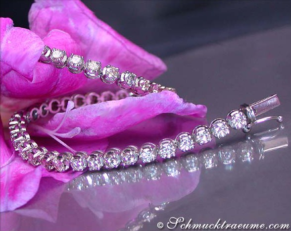Weißgold 750 Tennisarmband mit 46 Brillanten, Detailansicht auf Blüte, elegant.
