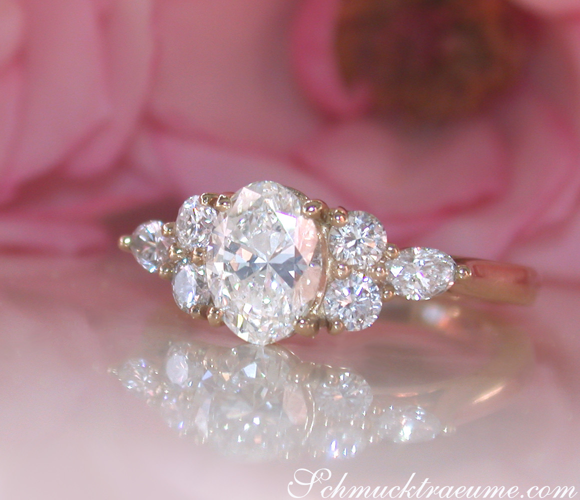 Detailaufnahme des eleganten Ovalschliff-Diamant-Solitär-Rings mit Begleitsteinen