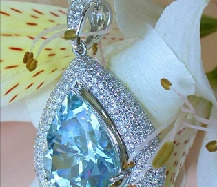 Weißgold-Aquamarin-Tropfen-Anhänger mit Diamanten