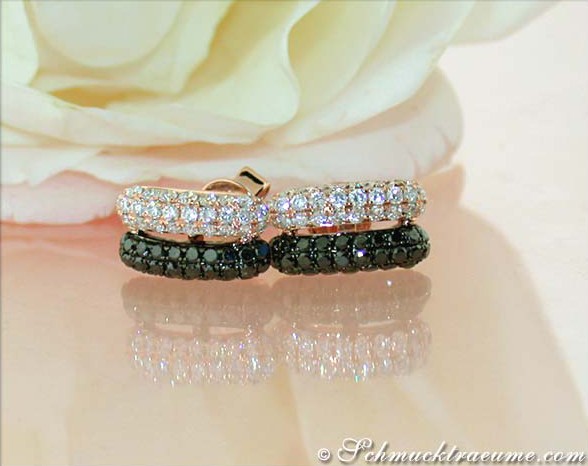 Zarte Ohrstecker mit schwarzen und weißen Diamanten, roségoldene Verarbeitung