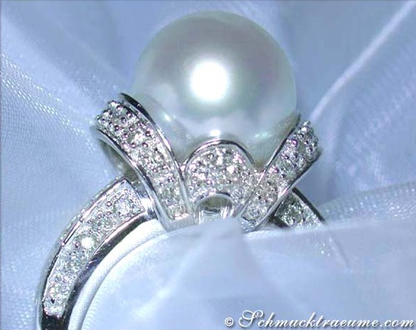 Weißgold-Südseeperlenring mit Diamanten, Detailaufnahme, elegantes Design