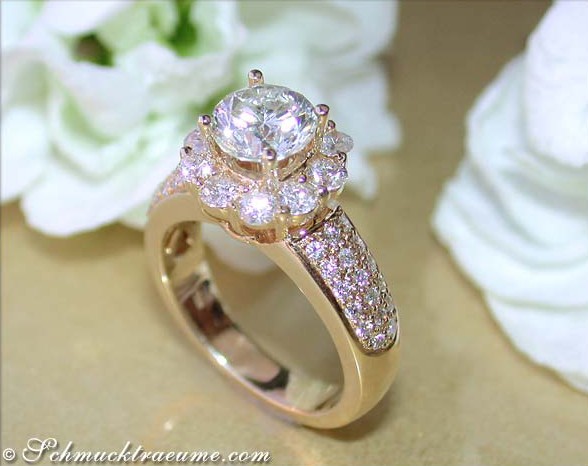 Verlobungsring aus Gelbgold 750 mit großem Diamant und umgebenden Steinen