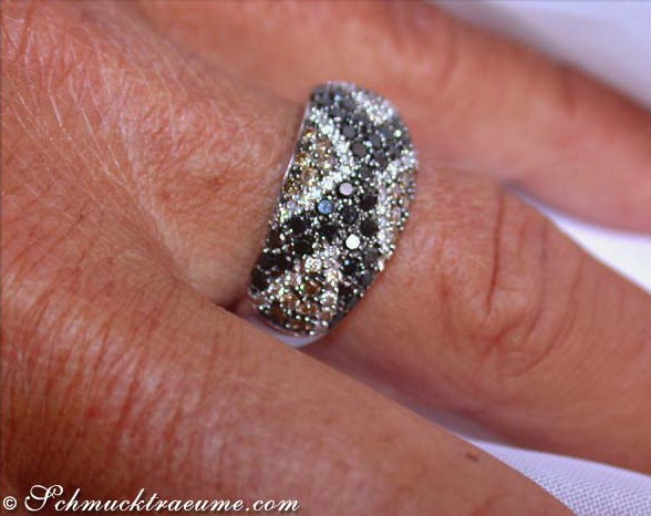 Aparter Ring mit schwarzen Diamanten, weißen & naturbraunen Brillanten - Image 4