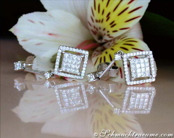 Weißgold Ohrringe mit Princess-Diamanten und Brillanten, Carré-Design, auf glänzender Oberfläche.