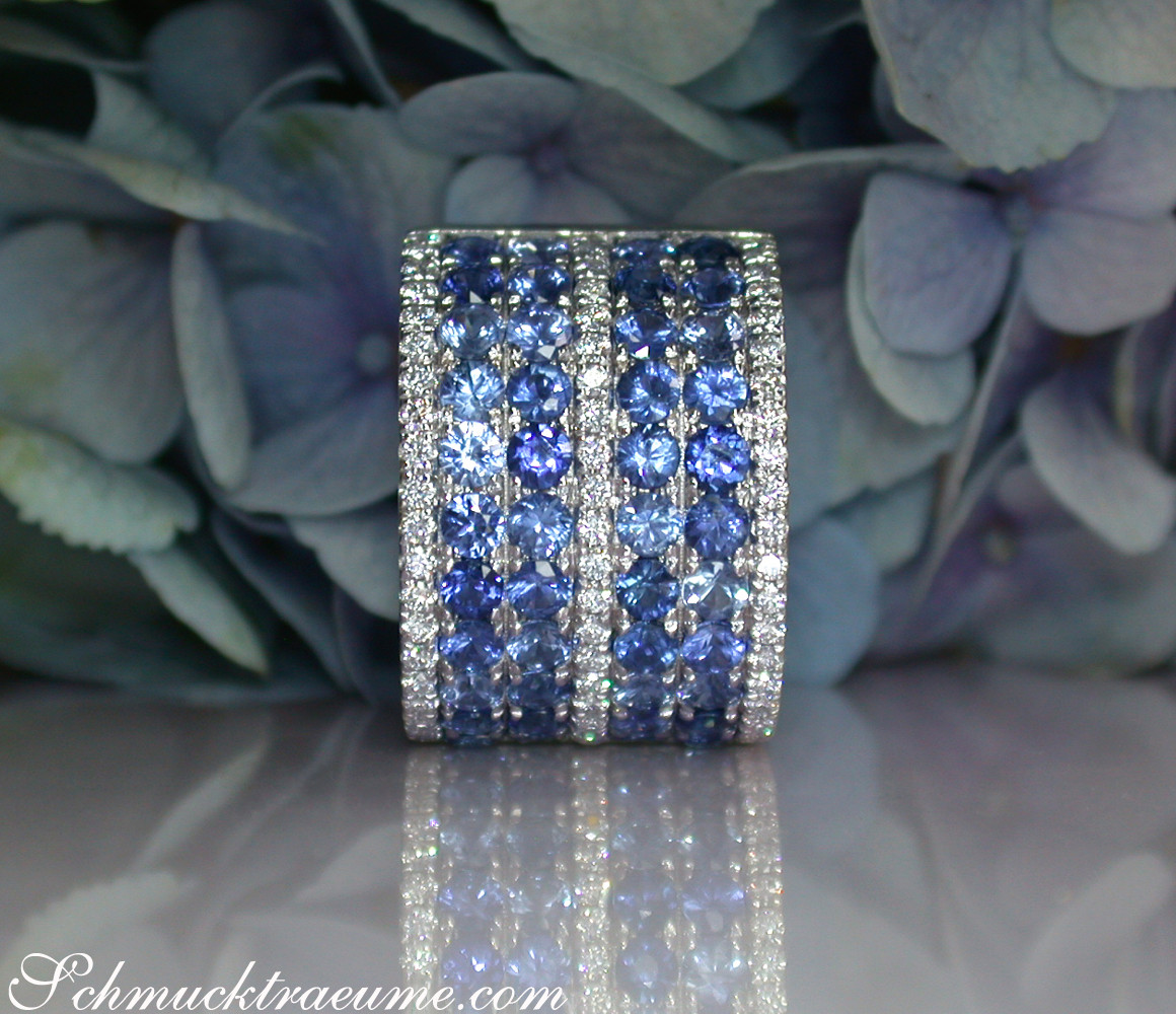 Saphir-Bandring mit Brillanten auf Blumenhintergrund