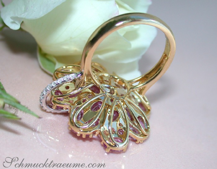 Goldener Saphir-Ring im Blüten-Design, Detailaufnahme, elegant getragen.