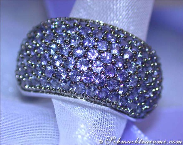 Weißgold-Saphir-Pavé-Ring mit leuchtenden Steinen, Detailaufnahme.