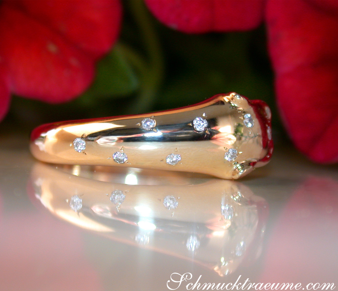 Panther-Ring aus Gelbgold 750 mit Diamanten, Rosen im Hintergrund