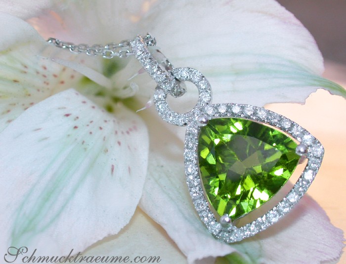 Peridot-Anhänger mit Brillanten auf Blüte, Detailaufnahme