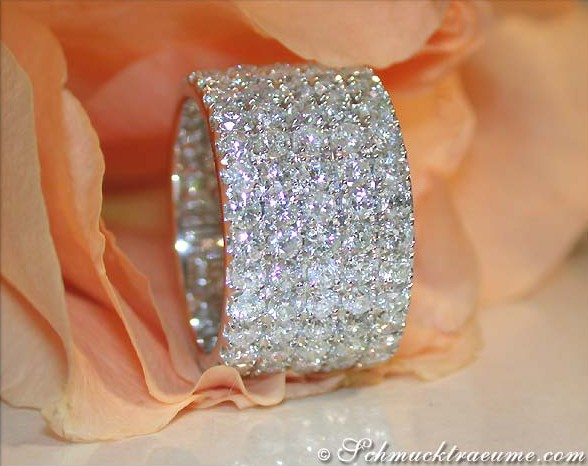 Detailansicht des fünfreihigen Brillanten Memory Rings in Extra Breite