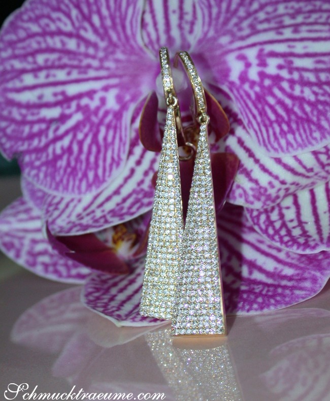 Gelbgold-Ohrhänger mit Diamanten auf Orchidee