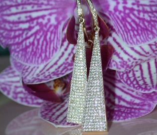 Gelbgold-Ohrhänger mit Diamanten auf Orchidee