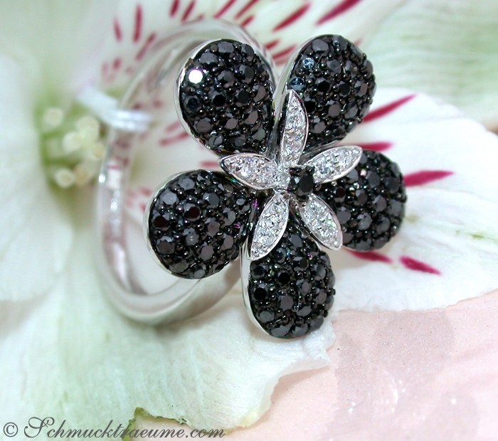 Blumenring mit 0.850 Karat schwarzen Diamanten in Weißgold 585