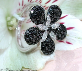 Blumenring mit 0.850 Karat schwarzen Diamanten in Weißgold 585