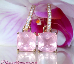 Rosenquarz-Kissen-Ohrringe mit Diamanten, goldene Detail, blühendes Blütenhintergrund