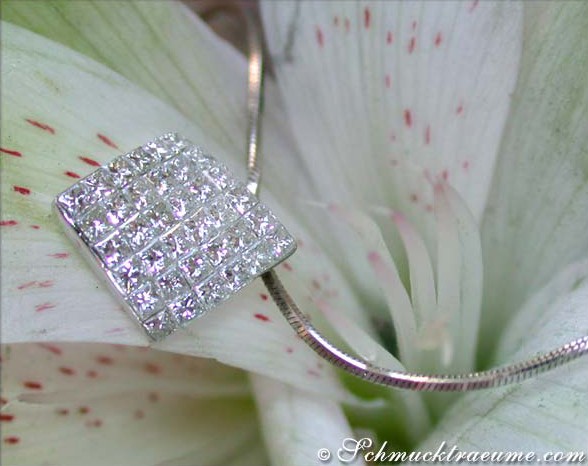 Detailansicht des Princess-Diamant-Anhängers mit Invisibleset in Weißgold 750